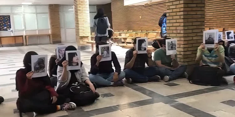 Estudiantes iraníes se enfrentan a la policía en una universidad de Teherán