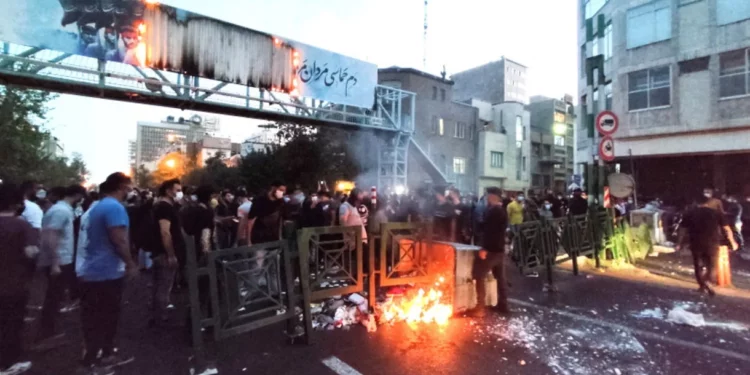 Las fuerzas iraníes disparan contra los estudiantes que protestan