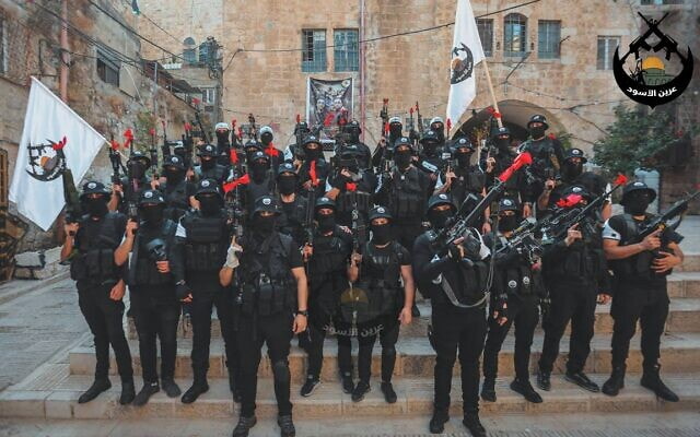 Una fotografía publicada por la facción armada el 3 de septiembre de 2022 muestra a miembros de Lion's Den en Nablus. (cortesía; utilizada de acuerdo con la cláusula 27a de la Ley de Derechos de Autor)