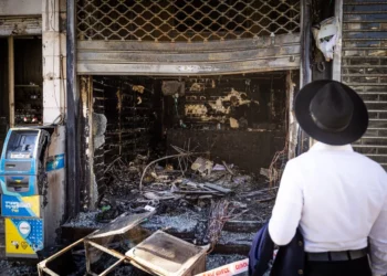Detienen a hombre que incendió una tienda de telefonía haredí en Jerusalén