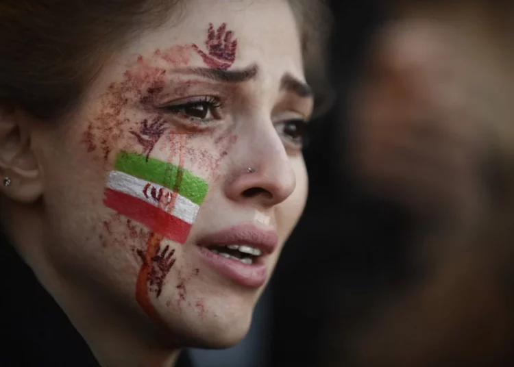 Joven iraní asesinada por las fuerzas del régimen tras negarse a cantar himno pro Jamenei