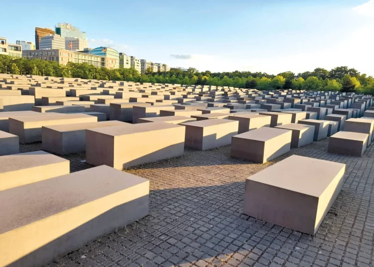Un político alemán bailó en el monumento al Holocausto en Berlín