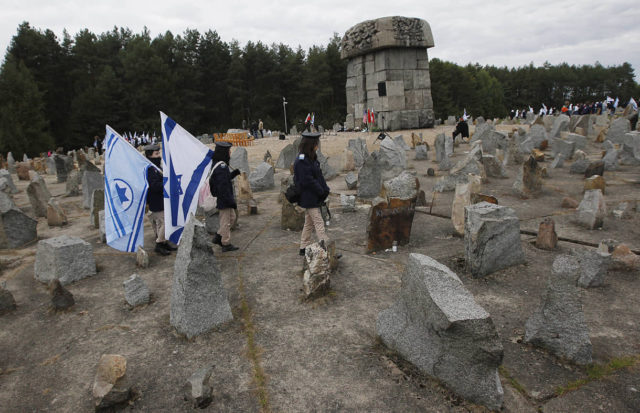 Polonia mantiene la prohibición de guardias armados para grupos escolares israelíes