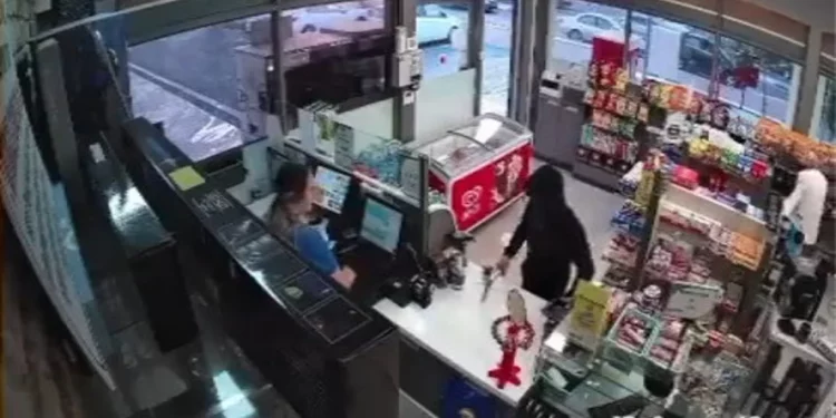 Joven de 14 años armado con un hacha roba una tienda: es detenido tras una persecución