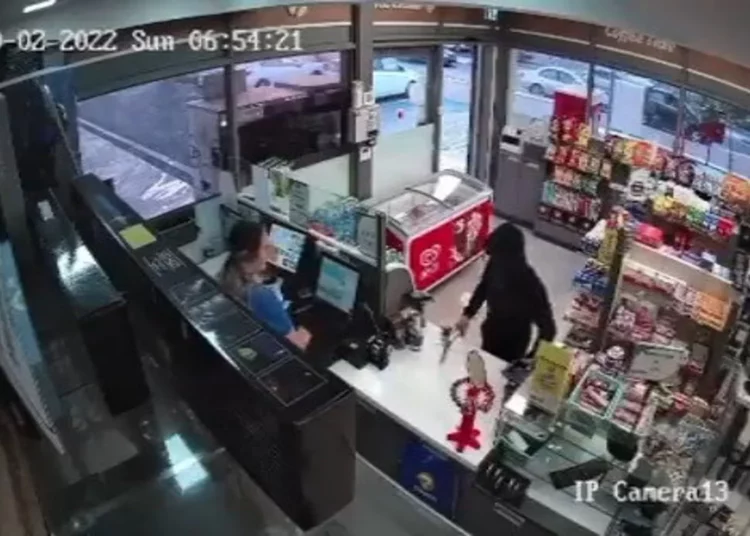 Joven de 14 años armado con un hacha roba una tienda: es detenido tras una persecución