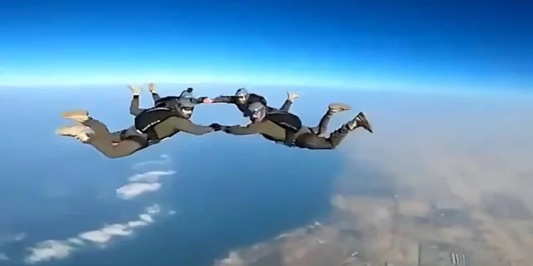 Paracaidistas israelíes y estadounidenses realizan un salto conjunto sobre Bahrein
