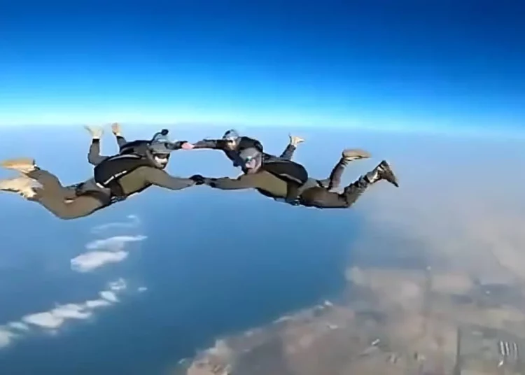 Paracaidistas israelíes y estadounidenses realizan un salto conjunto sobre Bahrein