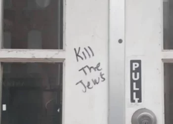 Pintan grafitis antisemitas y esvásticas cerca de la Universidad de Queen
