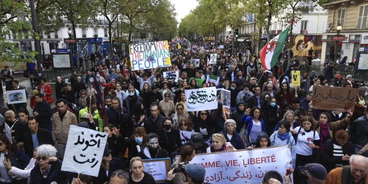 Miles de personas marchan en Francia en apoyo de las mujeres iraníes