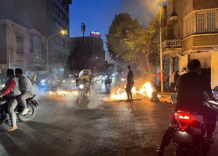 Dos fuerzas de seguridad iraníes muertos en protestas nocturnas