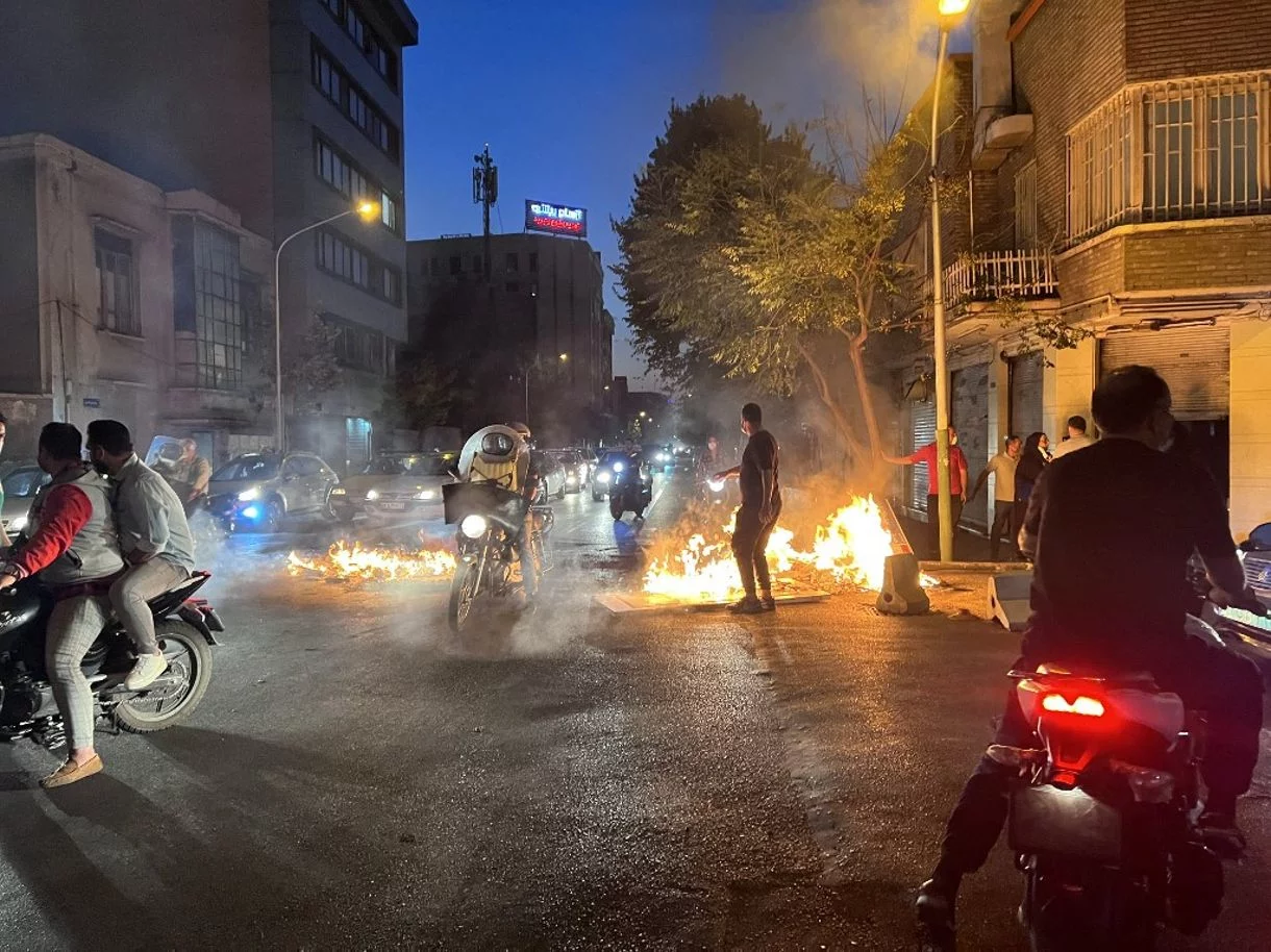 Dos fuerzas de seguridad iraníes muertos en protestas nocturnas