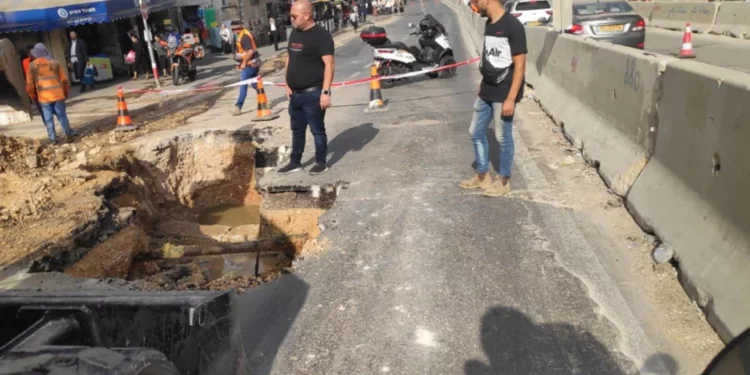 Se abre un socavón en la calle Bar Ilan de Jerusalén