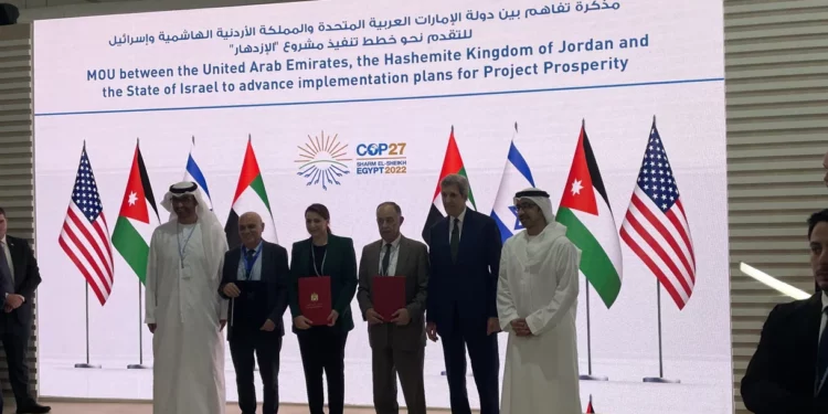 Israel, Jordania y los EAU firman un acuerdo para intercambiar energía solar por agua desalada