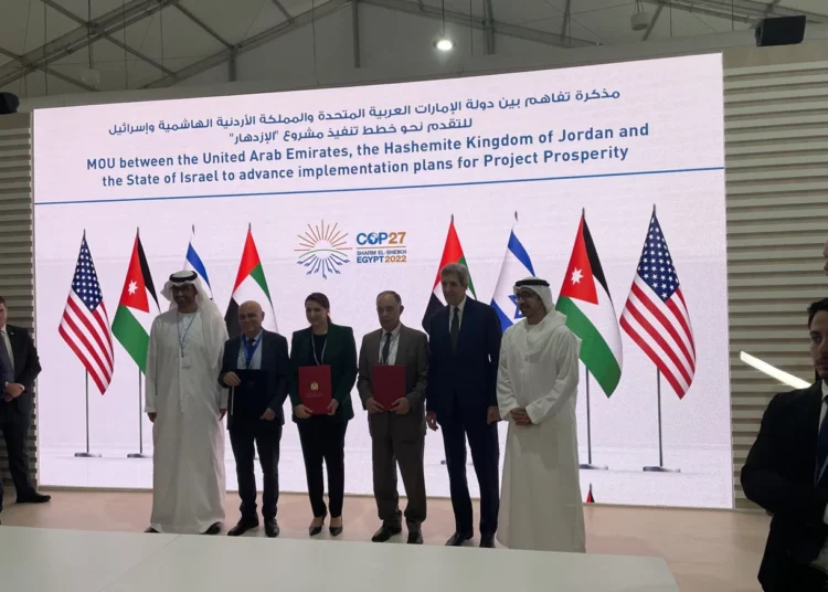 Israel, Jordania y los EAU firman un acuerdo para intercambiar energía solar por agua desalada