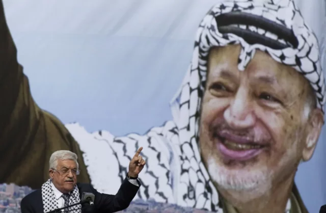 Yasser Arafat creía que Mahmoud Abbas conspiraba para deshacerse de él