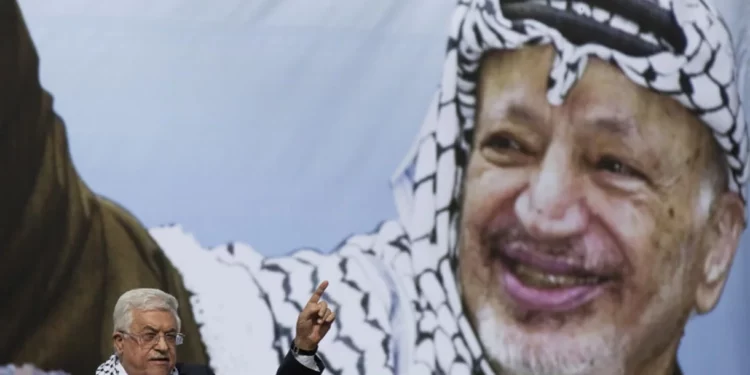 Yasser Arafat creía que Mahmoud Abbas conspiraba para deshacerse de él