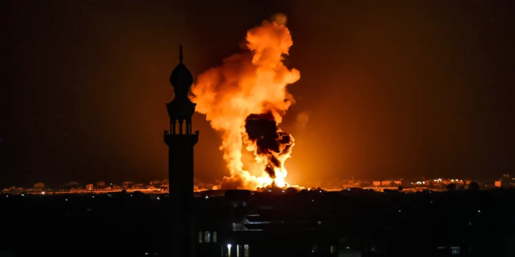 Israel ataca una fábrica de cohetes en Gaza tras el lanzamiento de misiles hacia el sur