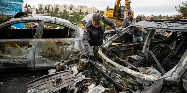 Incendian coches y pintan grafitis antiárabes cerca a Jerusalén