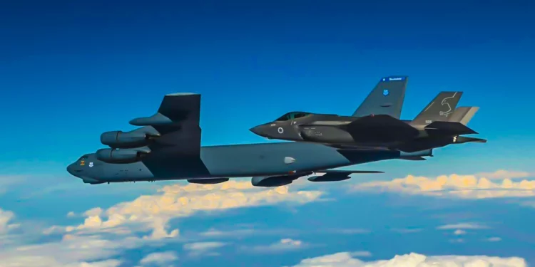 Bombarderos B-52H vuelan junto a cazas F-35I Adir de Israel