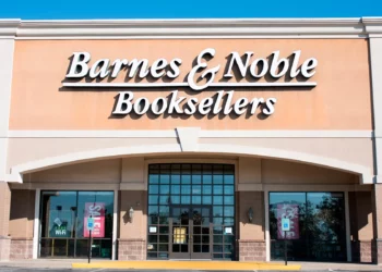 Barnes & Noble retira los libros antisemitas de Kyrie Irving