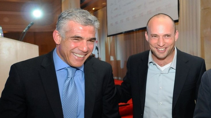 El líder de Yesh Atid, Yair Lapid (izq.), y el jefe del partido Hogar Judío, Naftali Bennett, en una conferencia en Ramat Gan, el 17 de diciembre de 2012 (foto: Yossi Zeliger/Flash90)