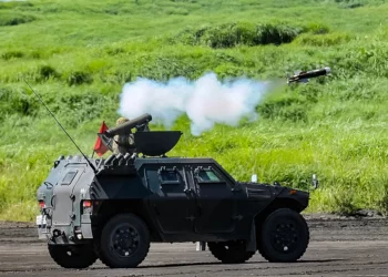Japón estudia la exportación de vehículos blindados y misiles guiados