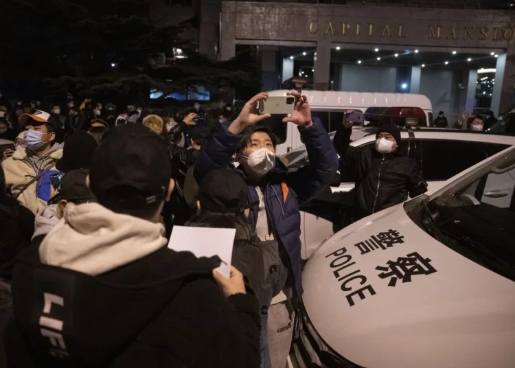 China detiene y golpea a un periodista de la BBC que cubría las protestas contras el COVID