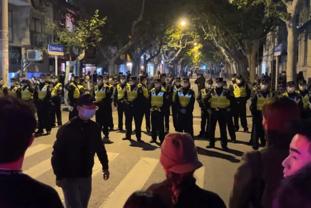 Manifestantes chinos piden la destitución de Xi ante estrictas medidas por el COVID