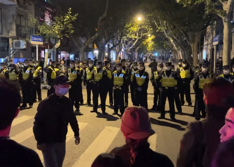 Agentes de la policía china bloquean el acceso a un lugar donde se habían reunido los manifestantes en Shanghái el 27 de noviembre de 2022. (Foto AP)