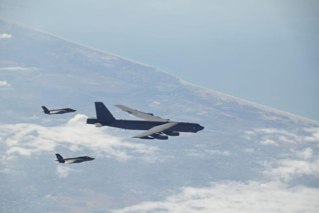 Bombarderos B-52H vuelan junto a cazas F-35I Adir de Israel