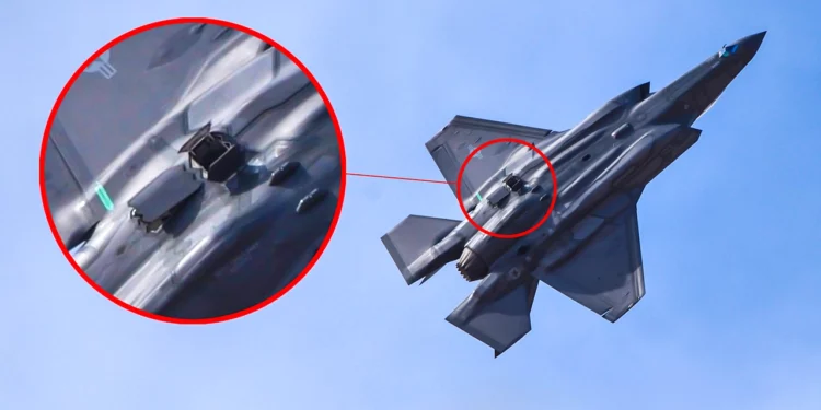 Caza F-35 vuela con una escotilla abierta: Fotos