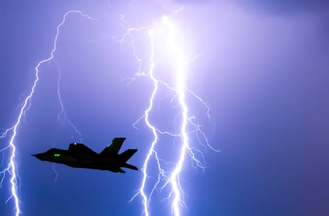 El Pentágono mantiene la restricción de vuelo a los F-35A en condiciones de tormenta eléctrica