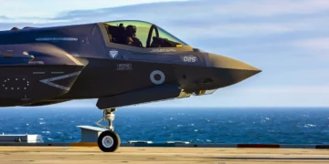 Por qué la Royal Navy sólo tiene un portaaviones