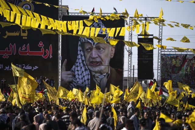 Decenas de miles de personas asisten a la rara manifestación de Fatah en la Franja de Gaza controlada por Hamás