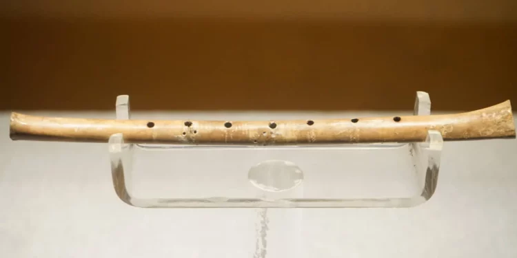 Descubren una rara flauta tallada en hueso en Inglaterra