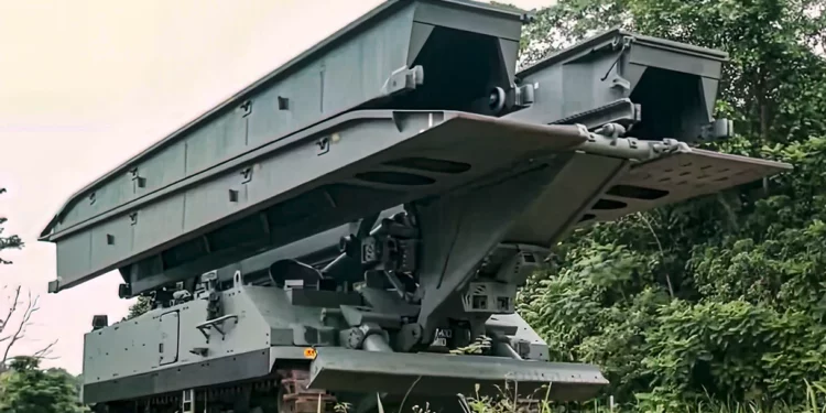 El Ejército de Singapur recibe el nuevo puente de lanzamiento de vehículos blindados Hunter AVLB