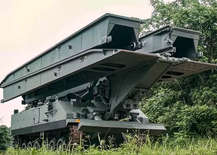 El Ejército de Singapur recibe el nuevo puente de lanzamiento de vehículos blindados Hunter AVLB