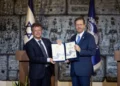 Herzog concede una medalla de honor al presidente de Chipre