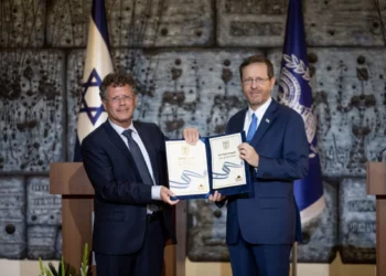 Herzog concede una medalla de honor al presidente de Chipre