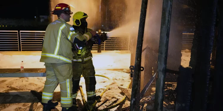 20 evacuados de un edificio en llamas en Haifa