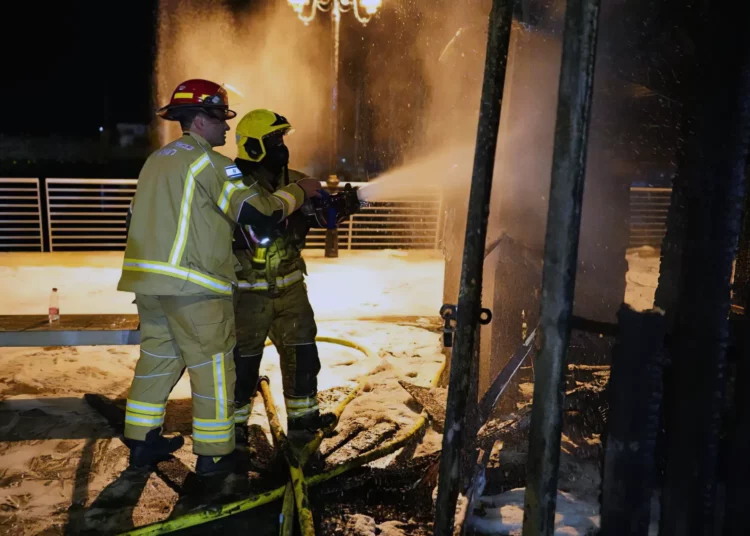 20 evacuados de un edificio en llamas en Haifa