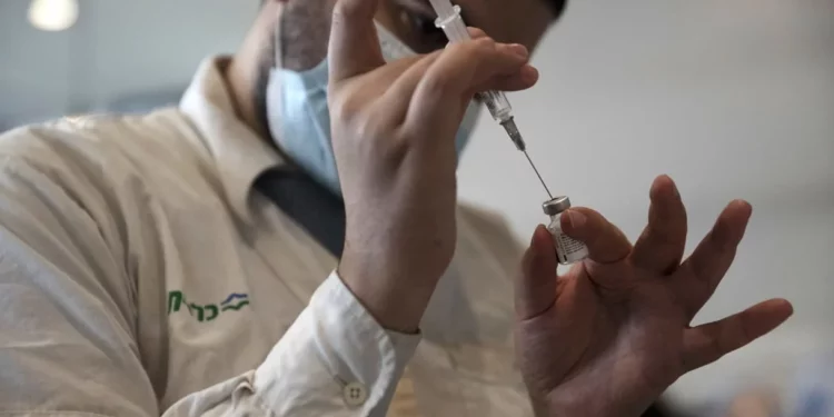 La cuarta vacuna contra el COVID refuerza los anticuerpos durante 13 semanas: estudio israelí