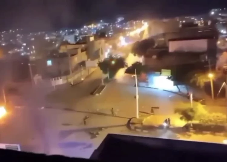 Hombres armados atacan un bazar en Irán y matan a 5 personas