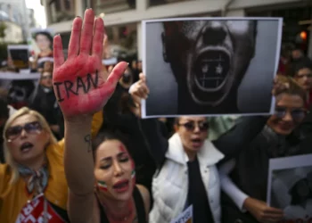 Manifestantes iraníes se enfrentan a las fuerzas de seguridad en todo el país