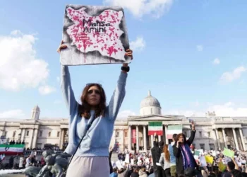 Las huelgas laborales se extienden por todo Irán mientras las protestas continúan