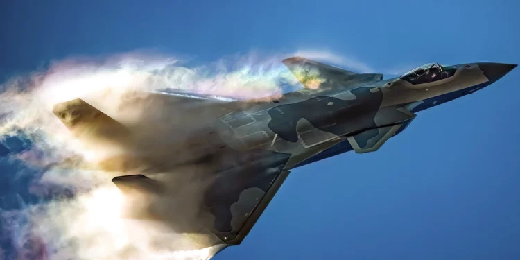 F-22 vs J-20: ¿Quién vence en un combate aéreo?