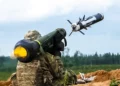 Hierro ardiente: Misil Javelin incinera blindado ruso en Ucrania