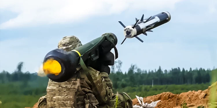 Hierro ardiente: Misil Javelin incinera blindado ruso en Ucrania
