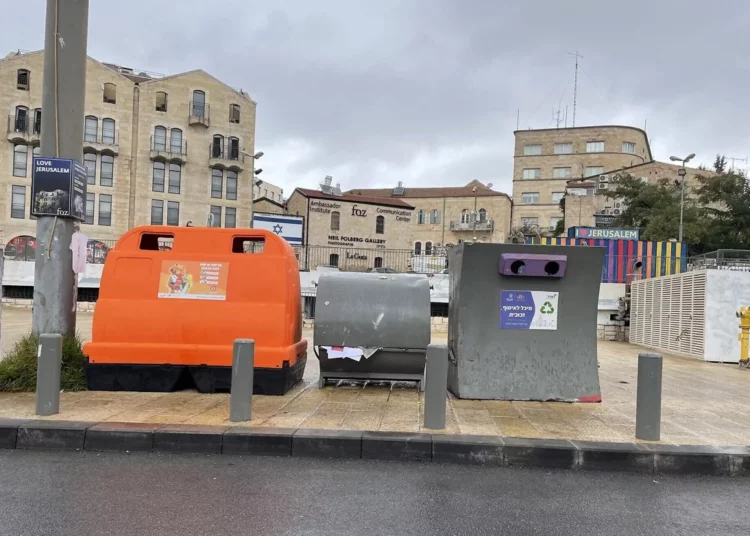 Jerusalén recibe contenedores para envases y envoltorios reciclables tras años de retraso