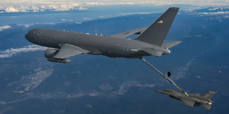 La pluma del KC-46 se rompe y abolla el avión al repostar un caza